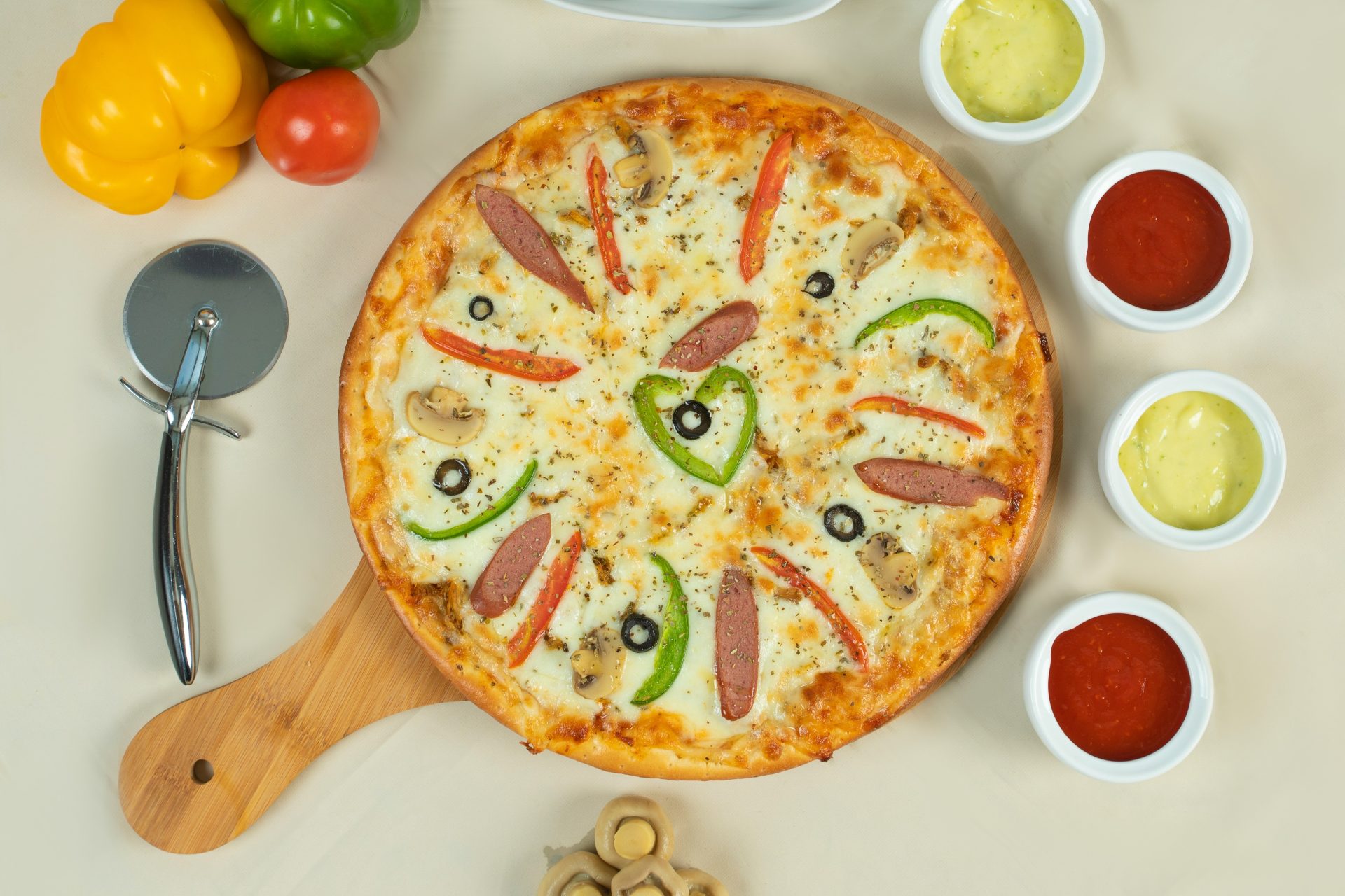 pizza with tomato and green chili